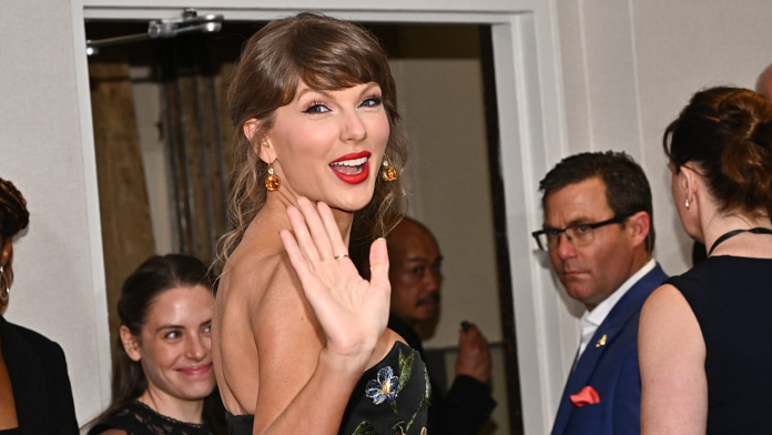 Taylor Swift se convirtió en la mujer más joven en formar parte del emblemático Salón de la Fama de Compositores, a la edad de 36 años.