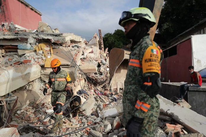 Miembros del Ejército Mexicano rescatan a menor tras sismos en Venezuela