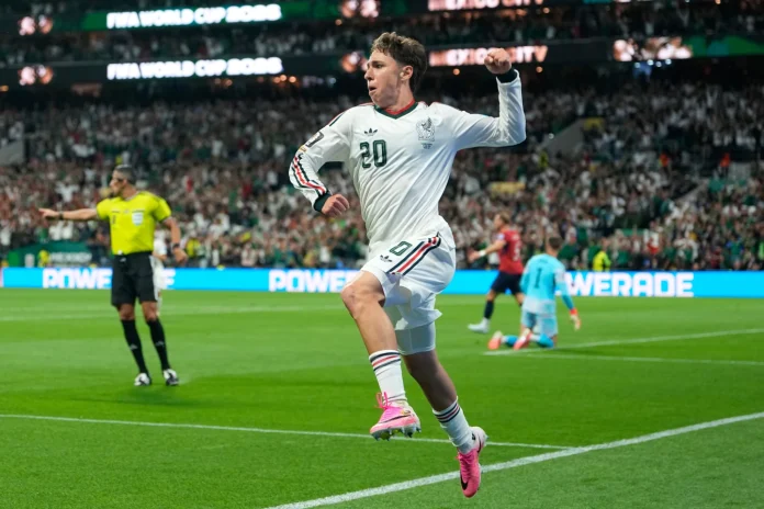 Mateo Chavez celebra la victoria 3-0 de México