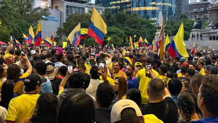 Colombianos pintan de amarillo El Ángel de la Independencia
