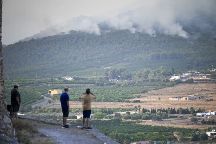 España logra contener varios incendios forestales