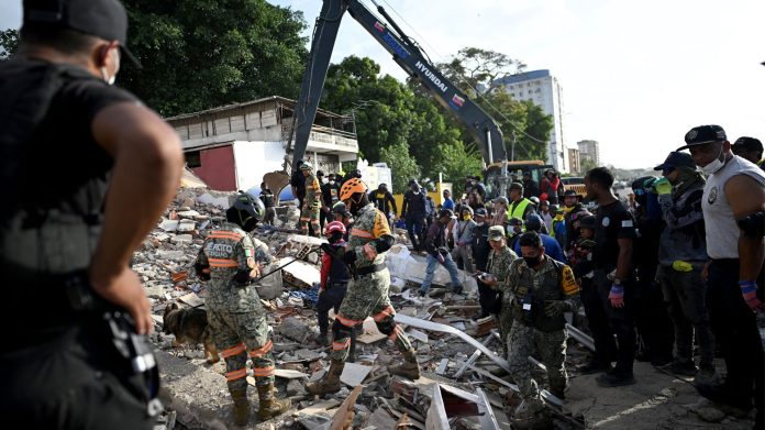 Los equipos de rescate localizaron con vida a Hernán Gil, un hombre que permaneció atrapado durante más de ocho días bajo los escombros de un edificio colapsado.