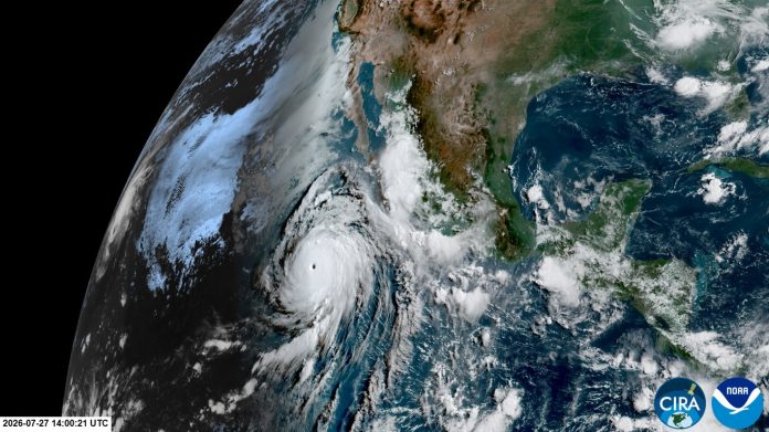 El huracán Genevieve se intensificó rápidamente durante la madrugada de este 27 de julio de 2026