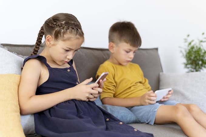 Francia se convertirá en el primer país de la Unión Europea en prohibir el uso de redes sociales a menores de 15 años
