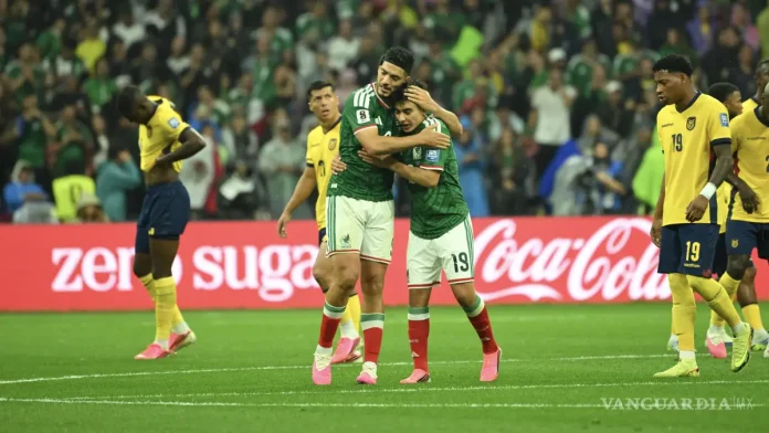 Raul Jímenez y Gilberto Mora; celebrando victoria