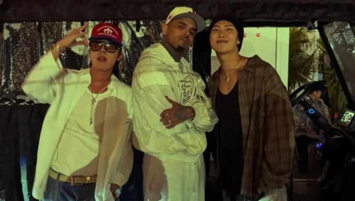 RM y J-Hope de BTS acudieron al concierto de Chris Brown y Usher en Toronto, donde posteriormente posaron junto al cantante.